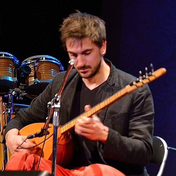 Alexánder Pewló, profesor de guitarra, piano, bağlama, composición y producción